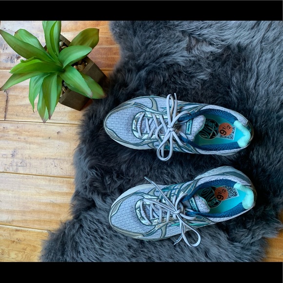 Brooks (Adaptable) running shoes size 9.5 - Picture 2 of 5